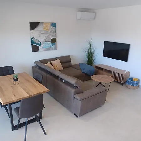 Family - 2026 Ryanair's Nr 1 ザダル